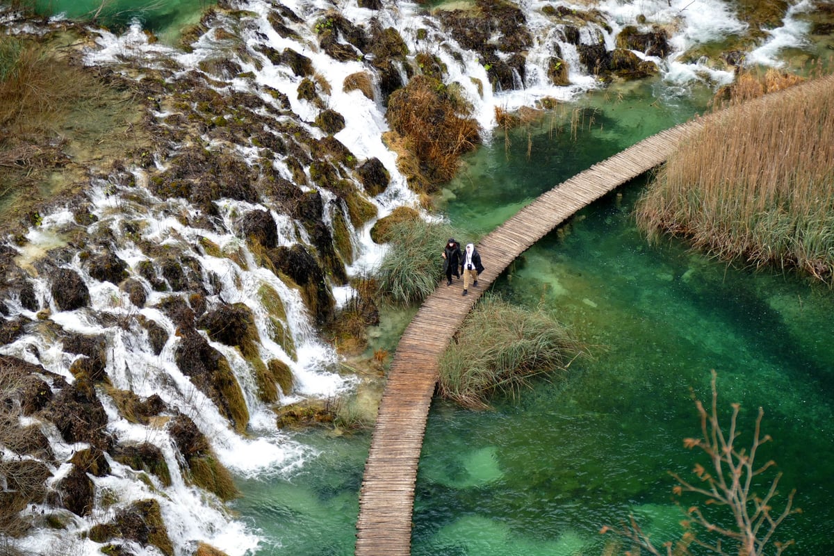 Wooden boardwalks over the cascades, Plitvice