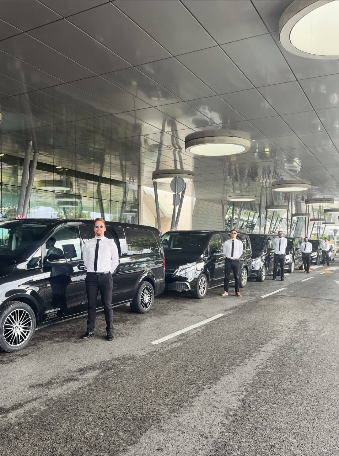 Drivers & the Mercedes-Benz fleet at the airport