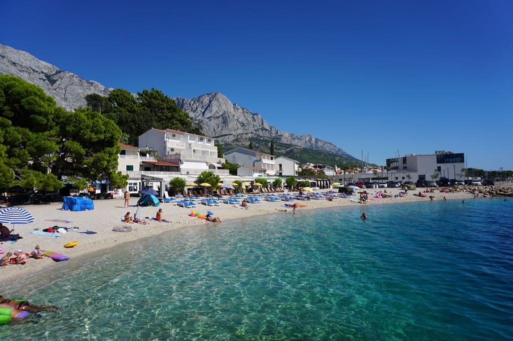 A Makarska riviera beach beneath Biokovo