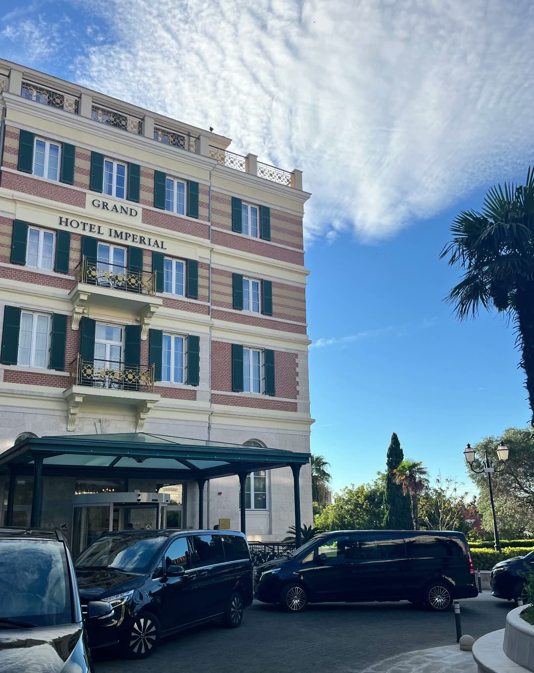 Guest pickup in front of a Dubrovnik hotel